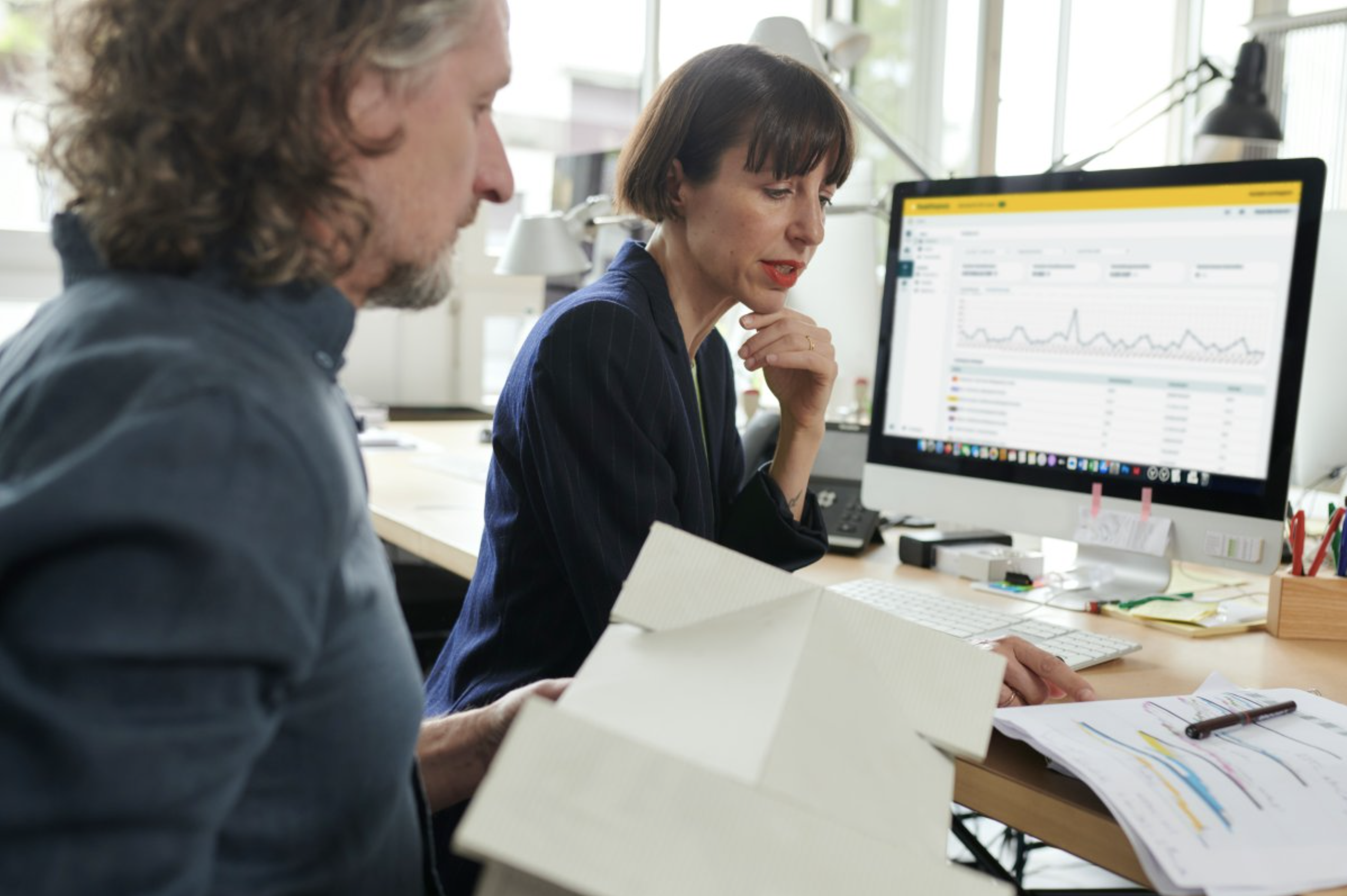 Équipe travaillant ensemble sur des analyses financières